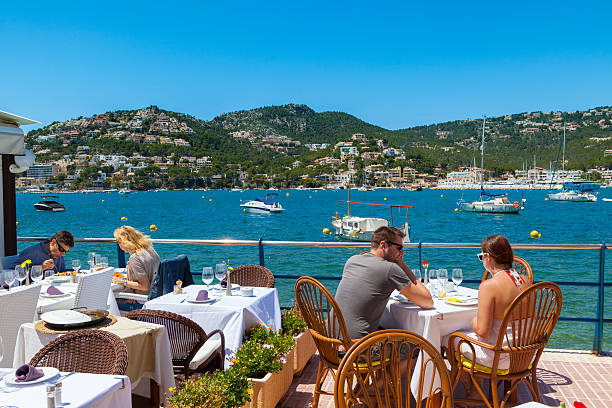 Touristen mit Mittagessen in Puerto de Andratx, Mallorca – Foto