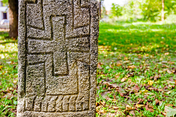 headstone cruz de malta em - tribal art dirty art craft - fotografias e filmes do acervo