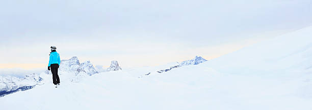 inverno ritratto di una ragazza adolescente neve sciatore - mt snow horizon over land winter european alps foto e immagini stock