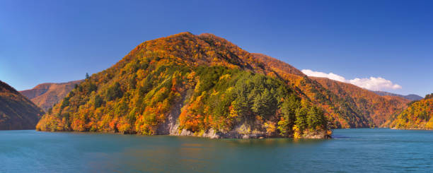 outono no azusa lago nos alpes japoneses - kamikochi national park - fotografias e filmes do acervo