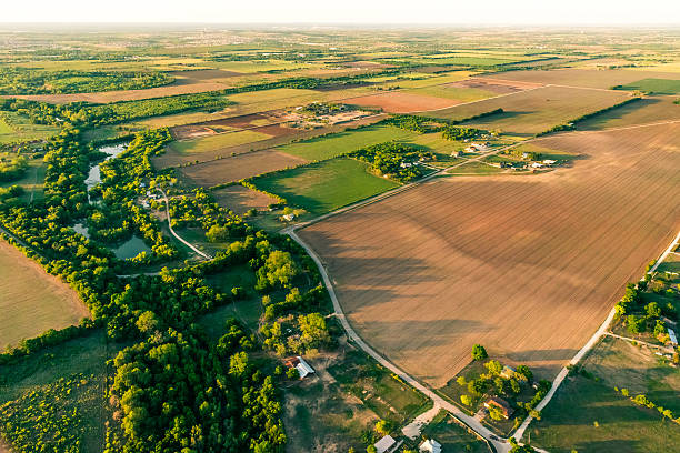 pól i gajów pomarańczowych, krajobraz w pobliżu san antonio w teksasie, widok z lotu ptaka - ranczo zdjęcia i obrazy z banku zdjęć