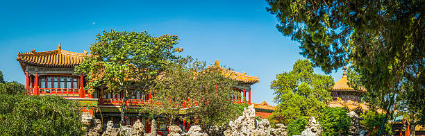 beijing la ciudad prohibida vibrante los vestíbulos y vegetación panorama de china - zijin cheng fotografías e imágenes de stock