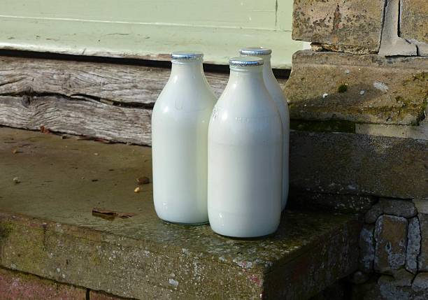 朝の牛乳瓶に目 - milk bottle bottle milk doorstep ストックフォトと画像
