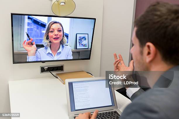 Empresario En Conferencia Por Vídeo Con Su Colega De Trabajo En Oficina Foto de stock y más banco de imágenes de Internet