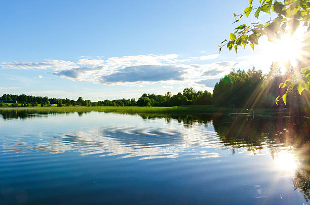 sol reflejado en el lago. - lake fotografías e imágenes de stock