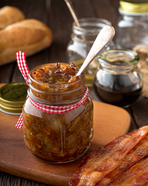 mermelada deléitese con tocino - relish jar condiment lid fotografías e imágenes de stock