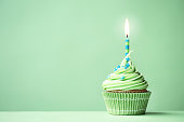 グリーンの誕生日カップケーキ