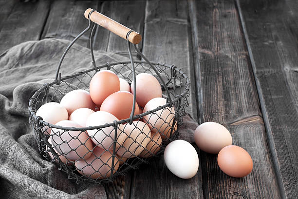 チキンのカラフルな卵 - agriculture brown burlap cholesterol ストックフォトと画像