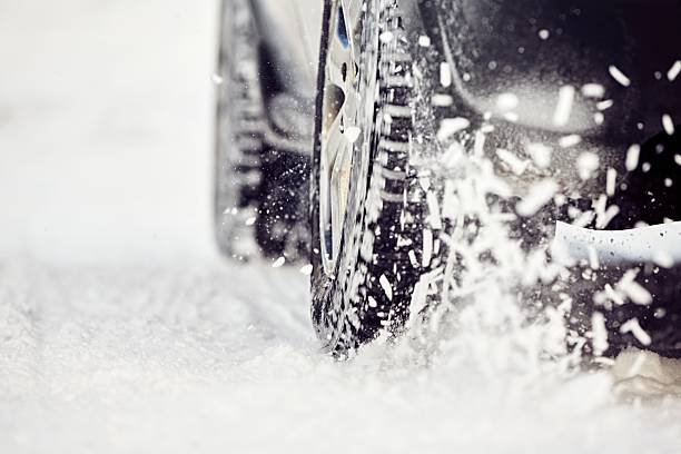 pneumatico sulla strada di inverno - off road vehicle 4x4 snow driving foto e immagini stock
