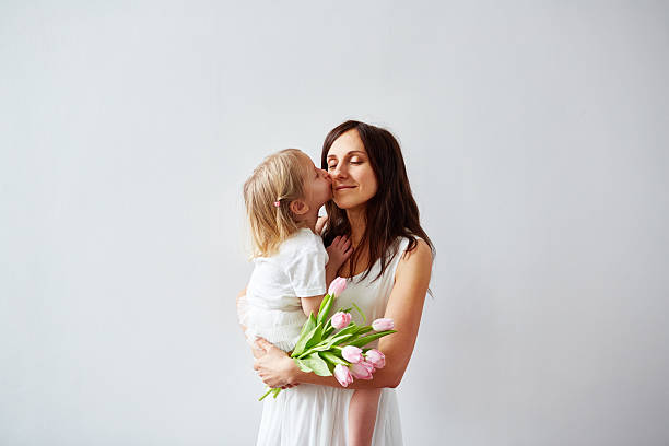 baiser de fille - mothers day mother kissing child photos et images de collection