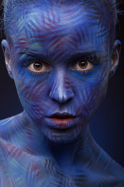 アートフォトの美しい女性の顔、ダークブルー - phantasmagoria ストックフォトと画像