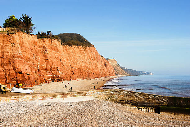 sidmouth beira-mar com penhascos vermelhos da costa de dorset, devon, inglaterra - exeter england england cornwall england devon - fotografias e filmes do acervo