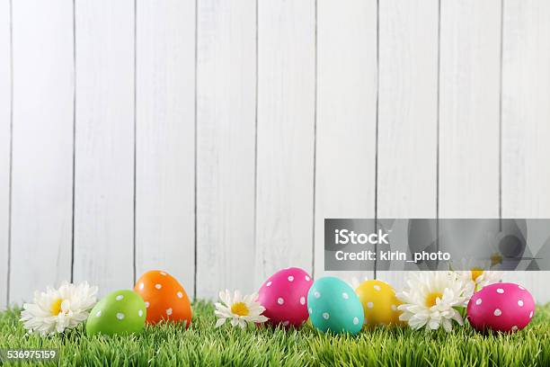 Ostern Stockfoto und mehr Bilder von Osterei - Osterei, Gras, Holz