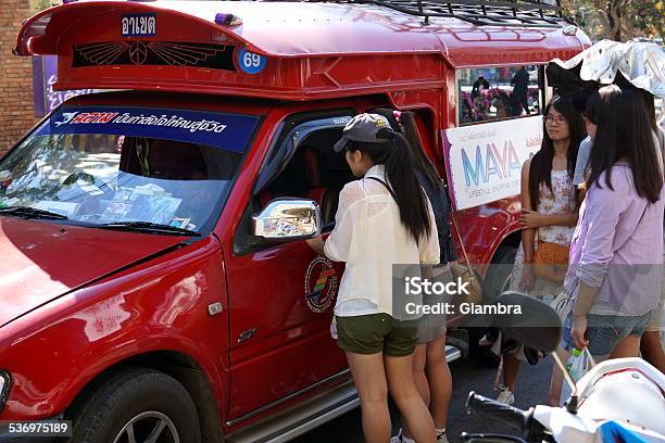 Rosso Thailandese Auto - Fotografie stock e altre immagini di 2015 - 2015, Adulto, Ambientazione esterna