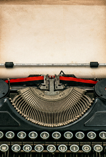 Anticuario máquina de escribir con hoja de papel con textura de photo