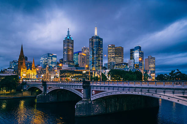 melbourne-profilo della città di notte a southbank - melbourne city skyline australia foto e immagini stock