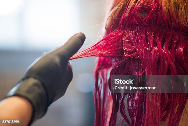 Frau Immer Rotgefärbtes Haar Stockfoto und mehr Bilder von Gefärbtes Haar - Gefärbtes Haar, Friseursalon, Färbemittel