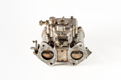 the carburetor with its valves of the combustion engine