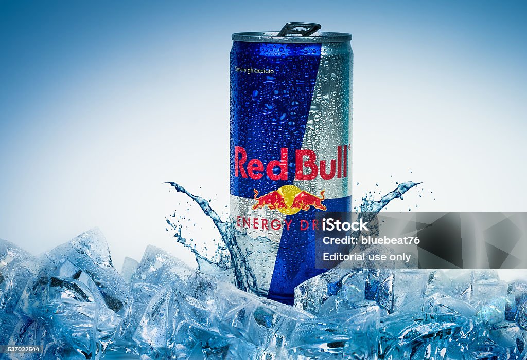 Thưởng thức đồ uống năng lượng Red Bull trên nền đá băng sẽ mang đến cảm giác thỏa mãn tuyệt vời cho bạn. Hãy xem hình ảnh liên quan để cảm nhận được sức mạnh của loại đồ uống này.