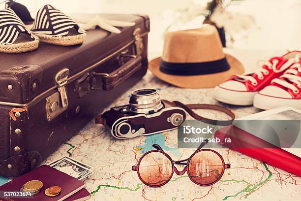 Listo Para Vacaciones Maleta Fondo De Concepto Foto de stock y más banco de imágenes de Viajes - Viajes, Maleta, Vacaciones - Viaje