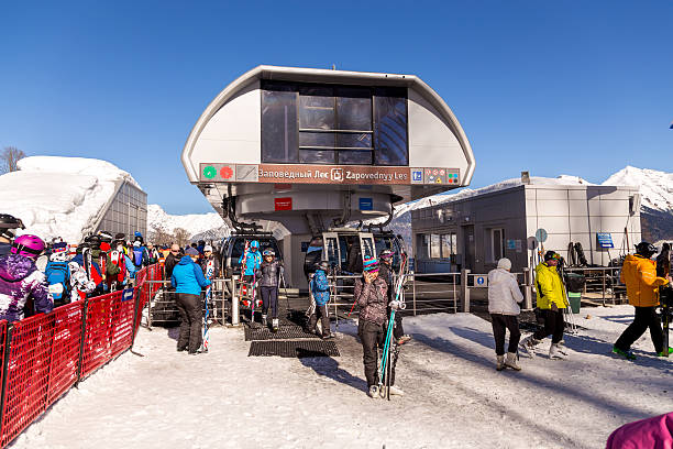 montagna impianti di risalita a stazione sciistica di rosa khutor. sochi, russia - snowbord foto e immagini stock