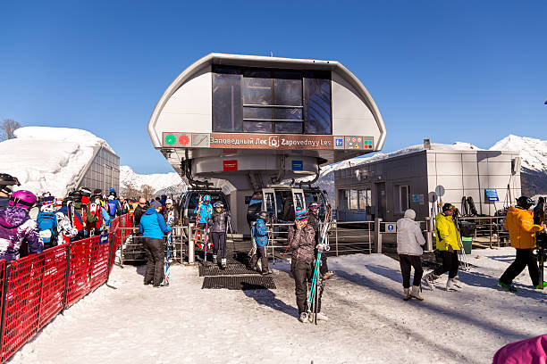 góry wind do ośrodka narciarskiego rosa khutor. soczi, rosja - snowbord zdjęcia i obrazy z banku zdjęć