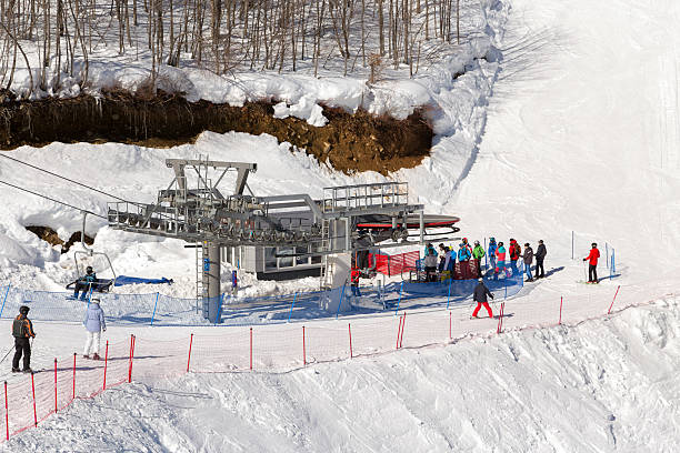 mountain-lifte der skiresorts rosa lopez-spanish singer. sotschi, russland - snowbord stock-fotos und bilder