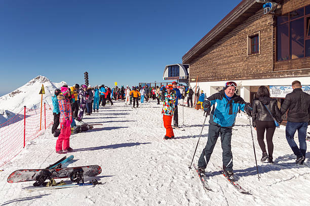 narciarzy ośrodku. kurort narciarski z rosa khutor. soczi. rosja - snowbord zdjęcia i obrazy z banku zdjęć