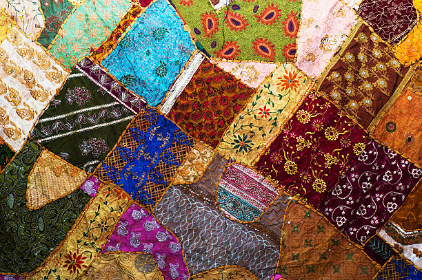 colcha patchwork en estilo oriental, primer plano. tejido de patchwork - quilt patchwork pattern indian culture fotografías e imágenes de stock