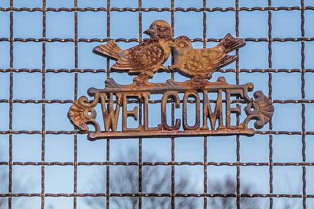 bienvenido-schild mit vogel-paar - alleine fotografías e imágenes de stock