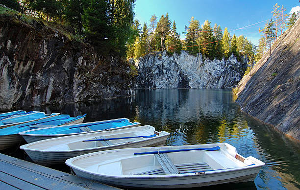 karelia. marble canyon - lake mountain range mountain deep fotografías e imágenes de stock