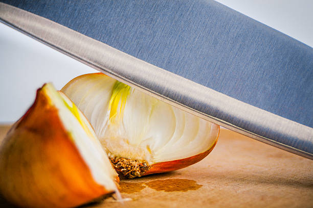 cebolla en picar de planchar - cutting board cutting mat photography horizontal fotografías e imágenes de stock