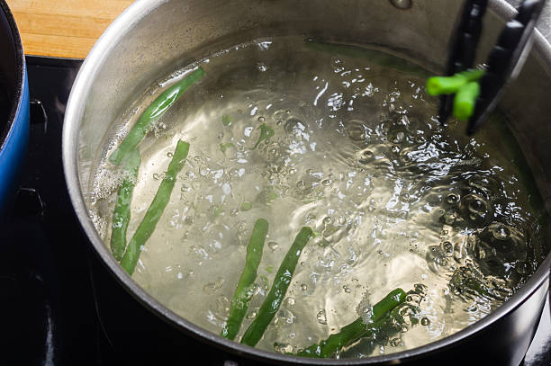 istock Green beans in cook pot 537063665