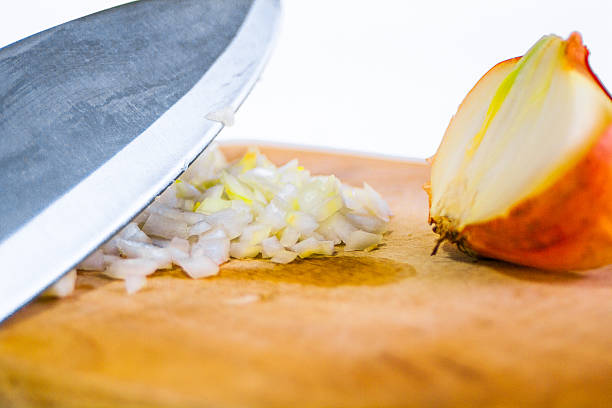 cebolla en picar de planchar - cutting board cutting mat photography horizontal fotografías e imágenes de stock