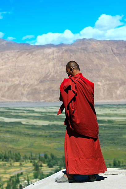 仏教僧アゲインスト山々、ヒマラヤ山脈 - tibet monk buddhism tibetan culture ストックフォトと画像