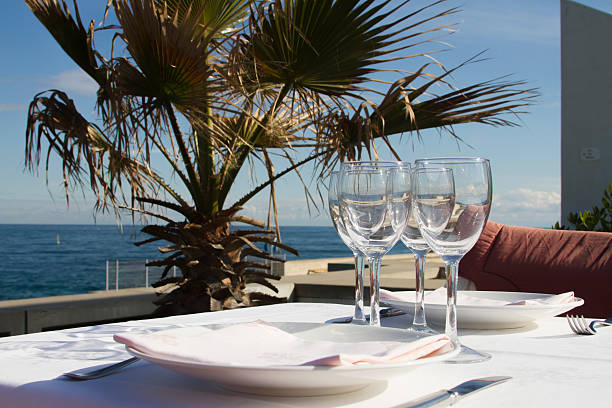 wineglasses no terraço ensolarado - floating restaurant - fotografias e filmes do acervo