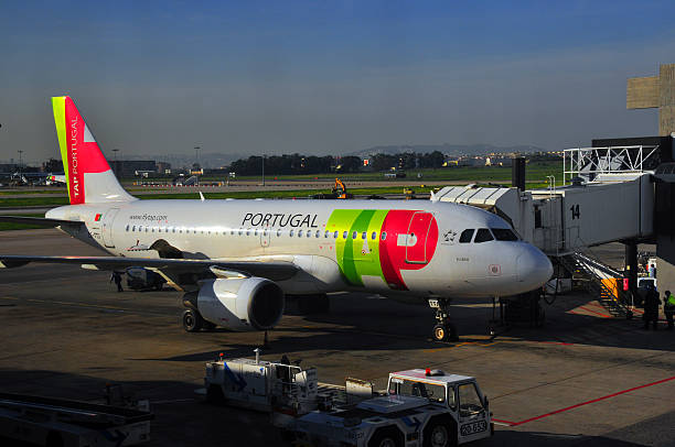 tap portugal 항공기 리스본 공항 - airbus a319 뉴스 사진 이미지