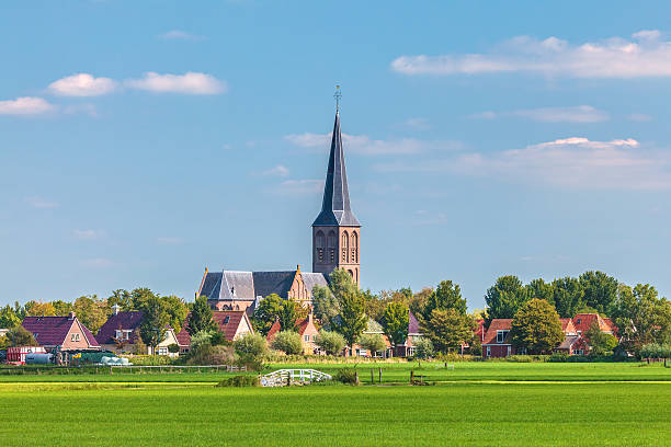 pequena aldeia neerlandesa na província de frísia - friesland - fotografias e filmes do acervo