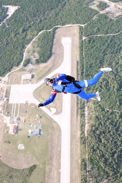 parachutist in aria - skydiving air aerial view vertical foto e immagini stock