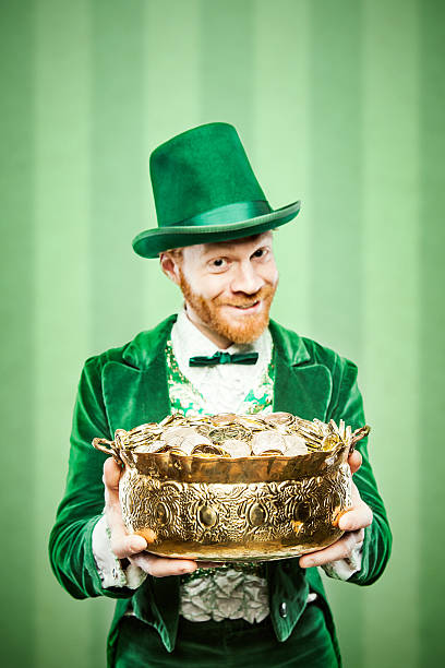 duende irlandés hombre con olla de oro - leprechauns fotografías e imágenes de stock