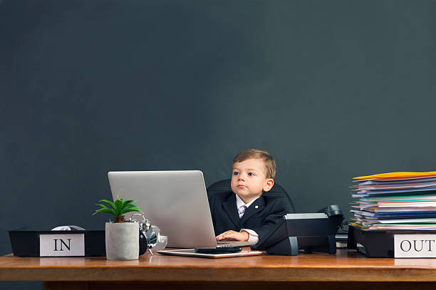 divertente immagine di giovane ragazzo lavora su un computer portatile - multi tasking efficiency financial advisor business foto e immagini stock