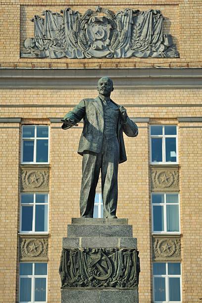 istock Lenin monument in front of Administration building, Orel, Russia 537120157