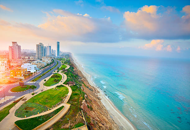 panoramablick auf netanya stadt, israel - vanishing point summer cloud sky stock-fotos und bilder