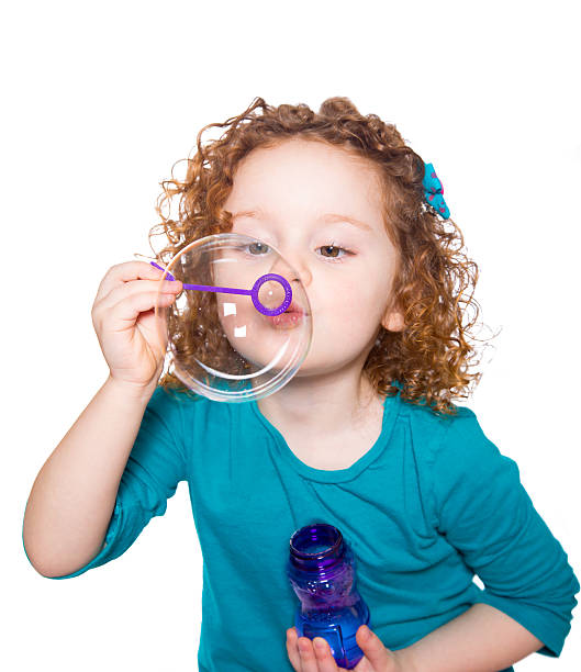 menina mandar bolhas-isolado a branco - bubble child bubble wand blowing imagens e fotografias de stock