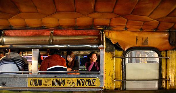 jeepney-kleinbus transport in manila, philippinen - ermita stock-fotos und bilder