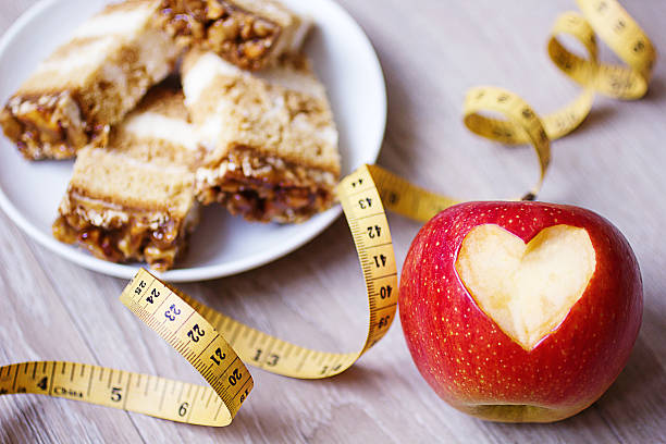 conceito de dieta - healthy eating fork tape measure still life - fotografias e filmes do acervo