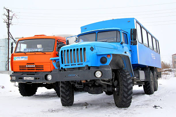 l'oural 3255 - snow car winter road photos et images de collection