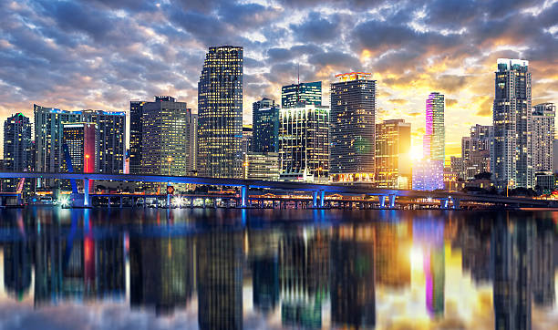 miami prédios ao pôr-do-sol - miami florida night florida skyline - fotografias e filmes do acervo