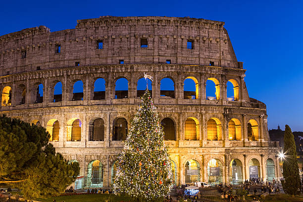colosseum em roma em natal durante o pôr do sol, itália - flavian imagens e fotografias de stock