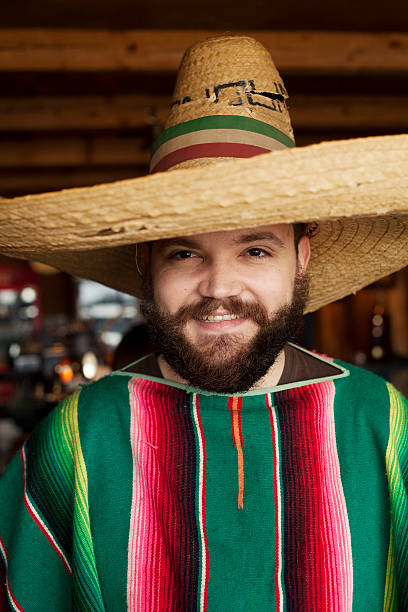Mexicana hombre con barba posando - foto de stock